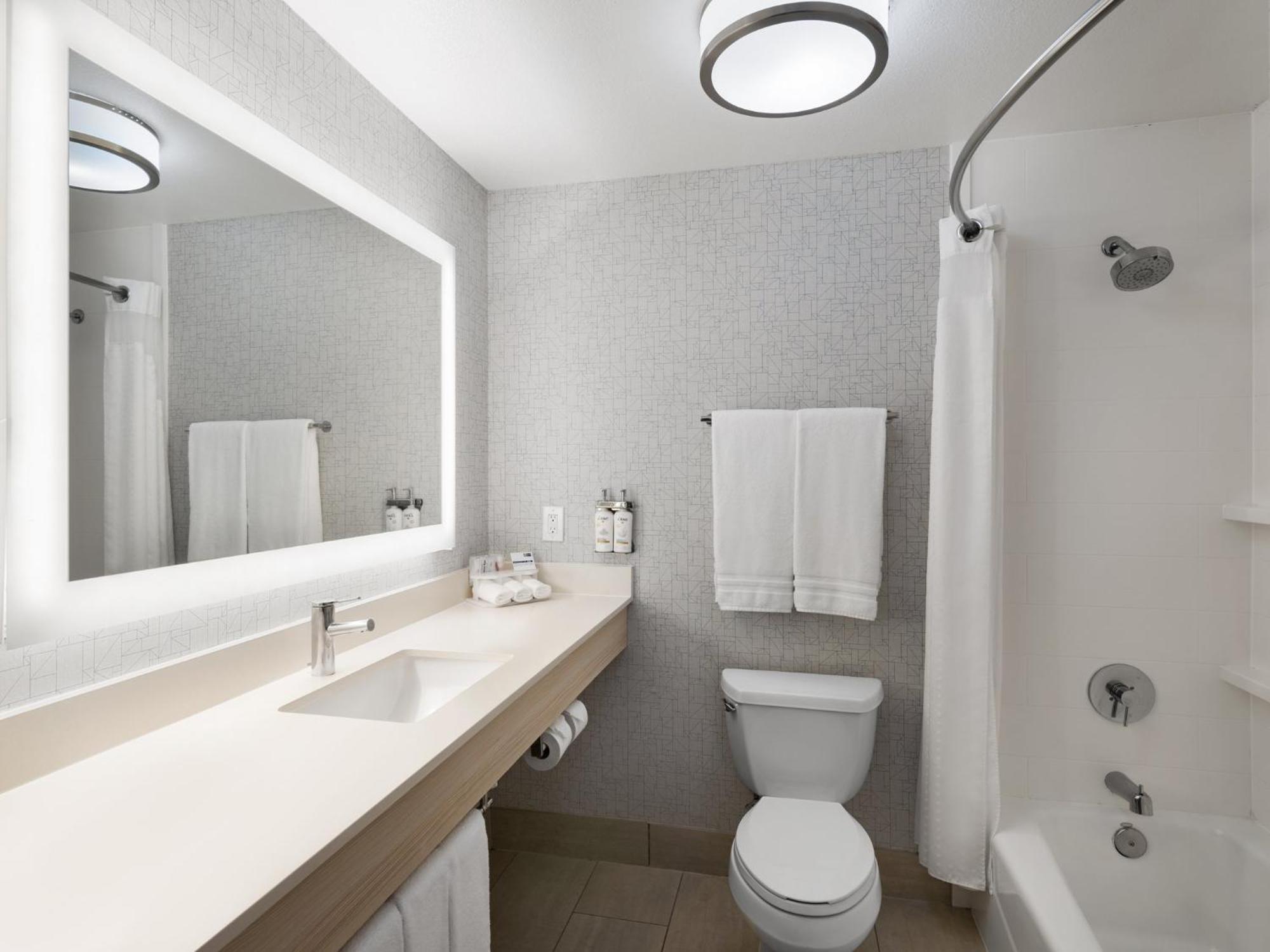 Holiday Inn Express Fort Bragg By Ihg Buitenkant foto