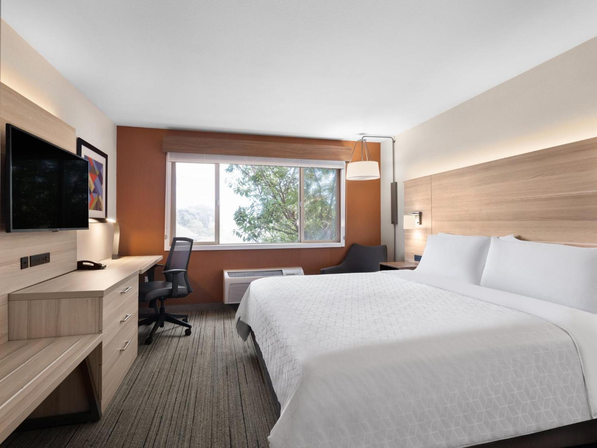 Holiday Inn Express Fort Bragg By Ihg Buitenkant foto