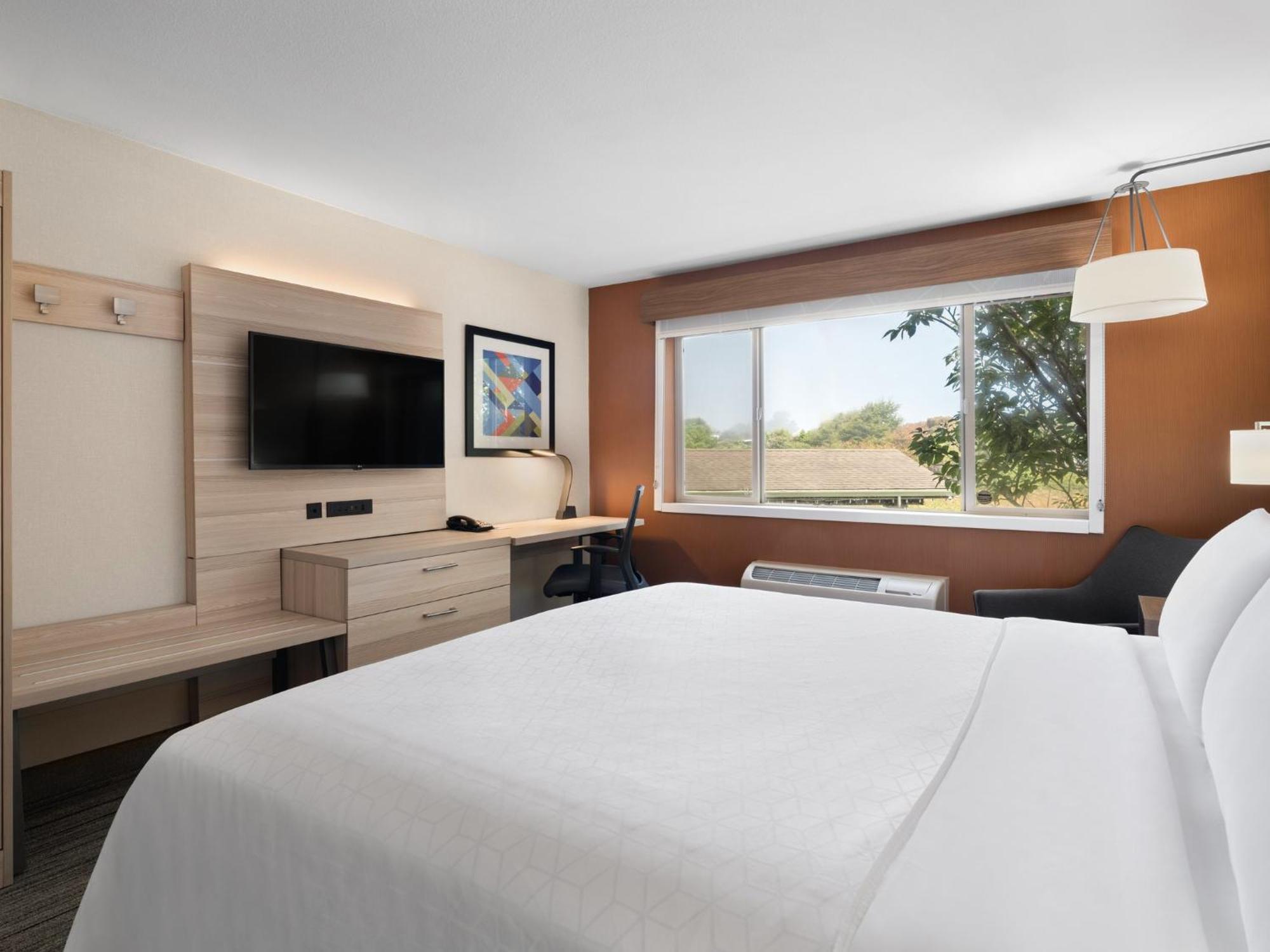 Holiday Inn Express Fort Bragg By Ihg Buitenkant foto