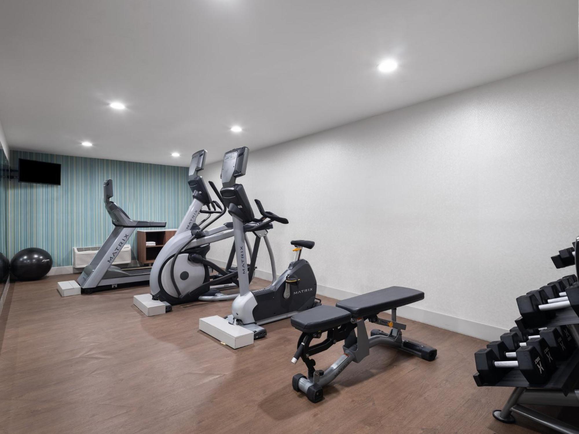 Holiday Inn Express Fort Bragg By Ihg Buitenkant foto