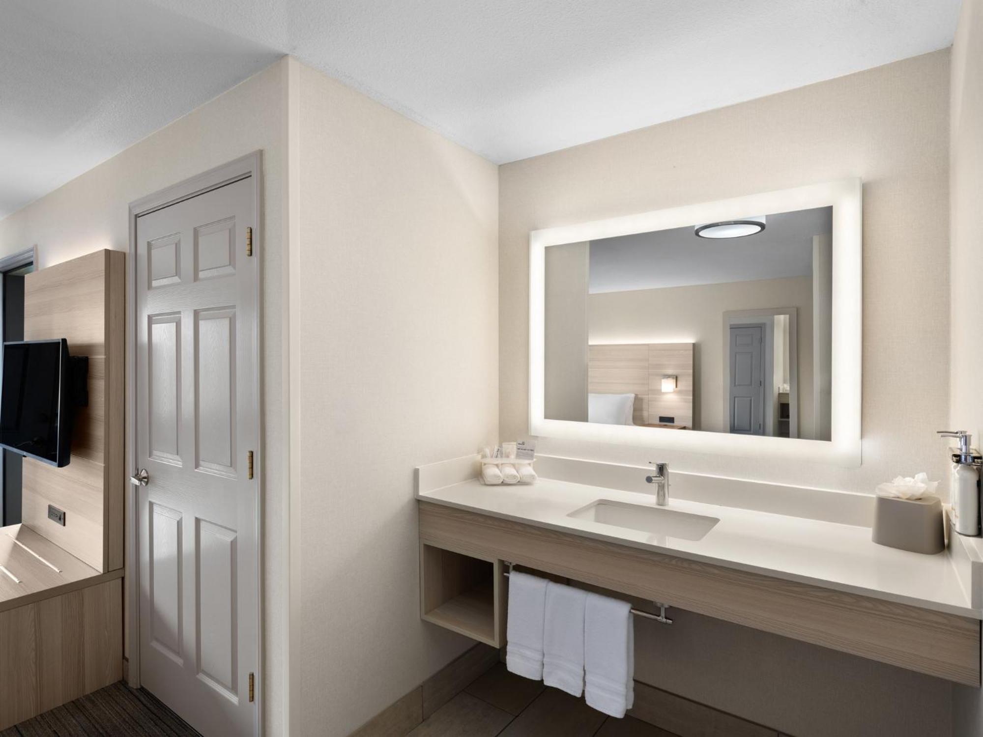 Holiday Inn Express Fort Bragg By Ihg Buitenkant foto