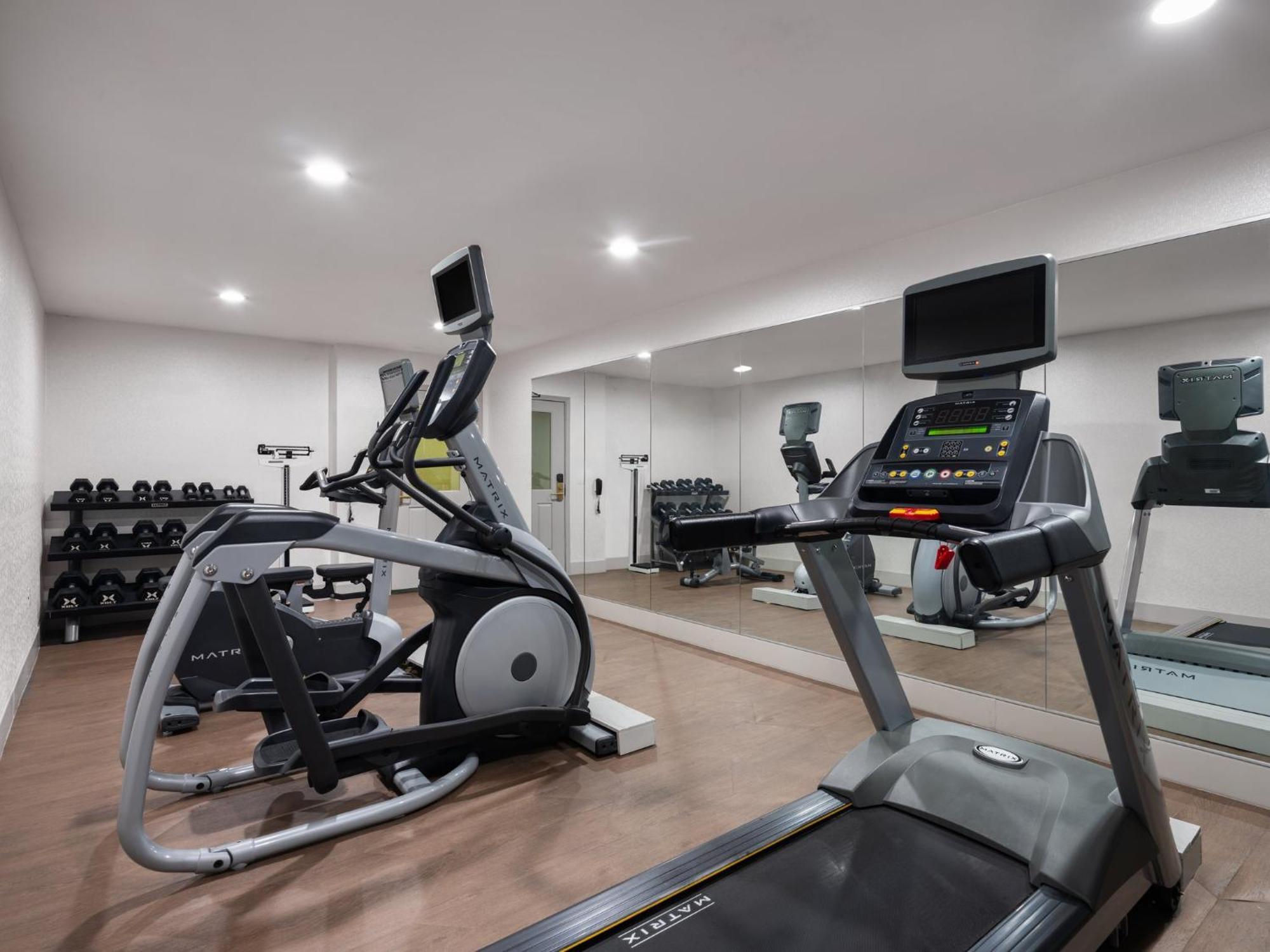 Holiday Inn Express Fort Bragg By Ihg Buitenkant foto