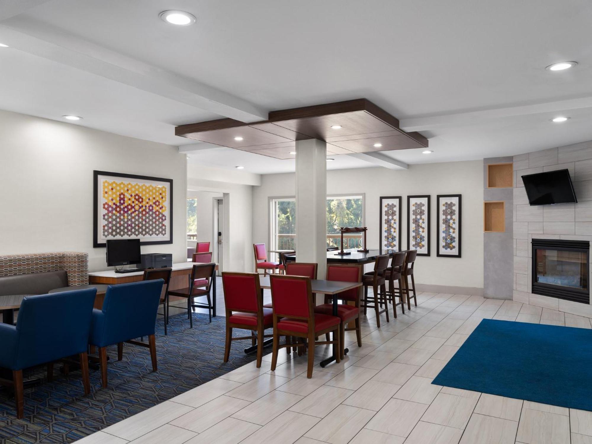 Holiday Inn Express Fort Bragg By Ihg Buitenkant foto